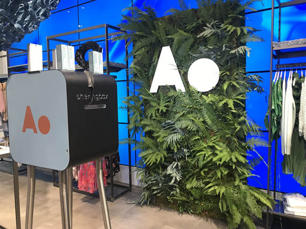 用照相亭吸引與會者